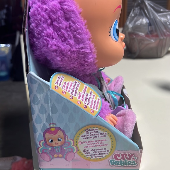 NIB Cry Babies Lizzy Baby Doll - Peacock cries real tears, realistic baby sounds - Picture 4 of 5